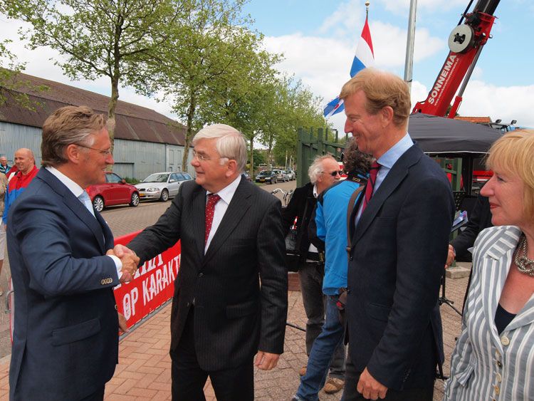 Vorstelijk bezoek. Commissaris van de Koningin in Friesland, John Jorritsma (links), wordt verwelkomd door Dick Jansen