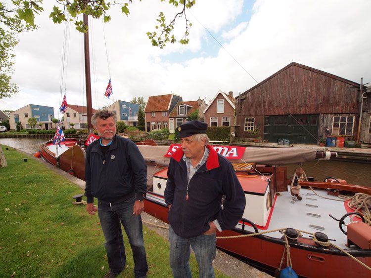 De Adema's waren met hun 100% originele skûtsje van Hindeloopen naar de Stoombootkade in Bolsward getogen. Sonnema is van origine een schipperbitter.