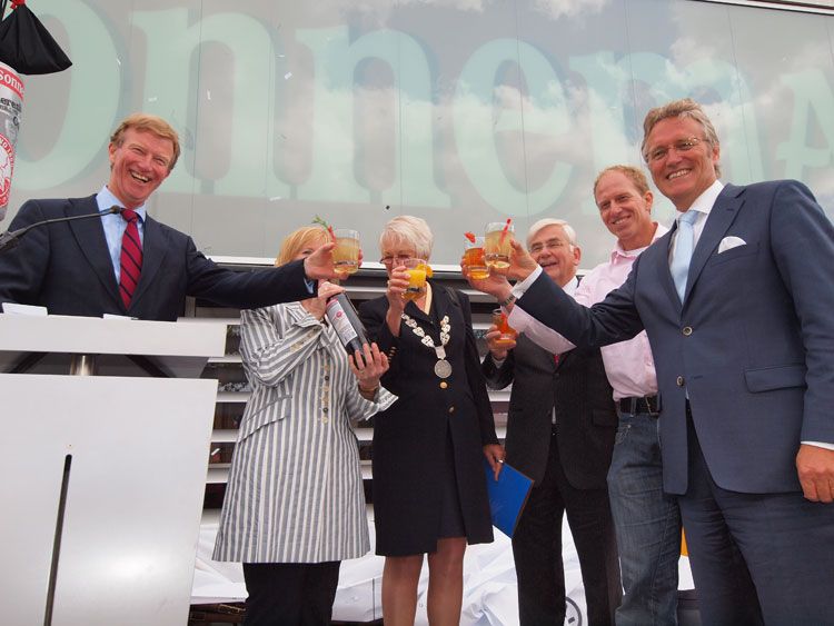 Toosten op de volgende innovaties van Friesland's bekendste drankenmerk. V.l.n.r. Jaap Hoogland, Gelkje Schotanus, Willemien Vroegindeweij, Dick Jansen, Rintje Ritsma en John Jorritsma.