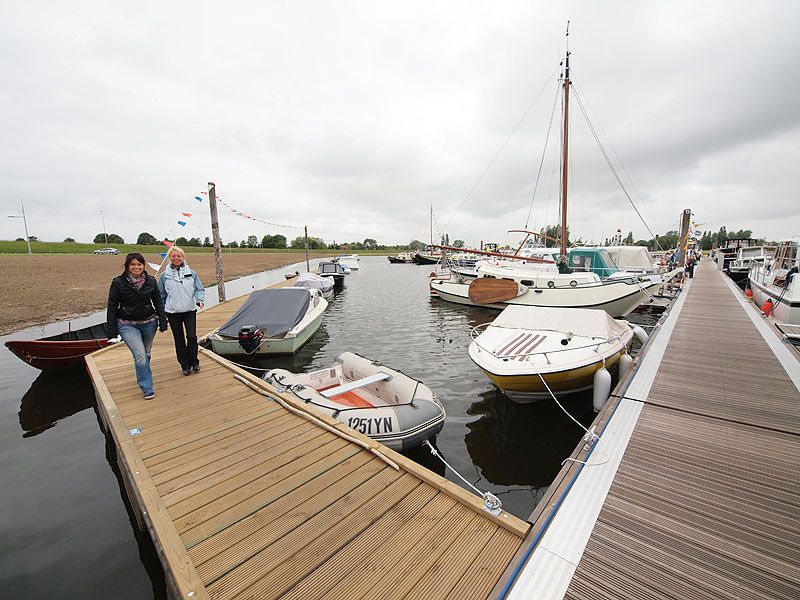 De vernieuwde 240 ligplaatsen tellende jachthaven van Zijda Yachting  aan de IJssel in Hattem is een ideale bestemming voor mensen die van  varen en fietsen houden, want de Veluwse bossen liggen op ankerlijn  afstand.