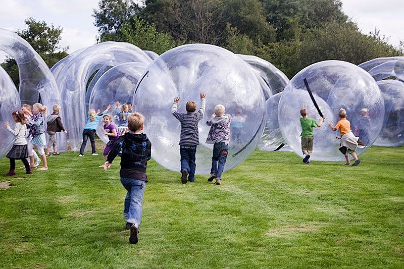 Het object de Cocoon Tubes is helemaal een waar speelparadijs; je kan hier spelen met transparante ballen van ruim 2,5 meter hoog!