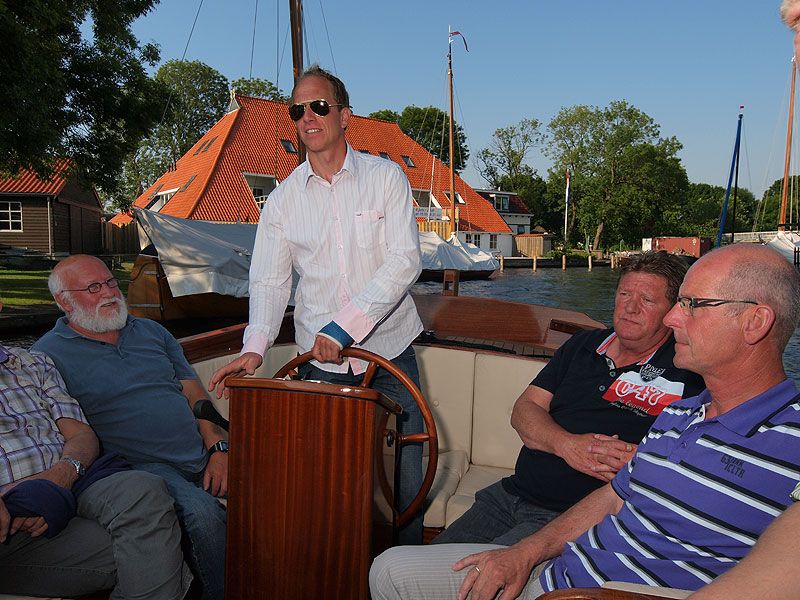 Stuurman Rintje Ritsma in de RiverCruise kapiteinssloep van Ottenhome Heeg.