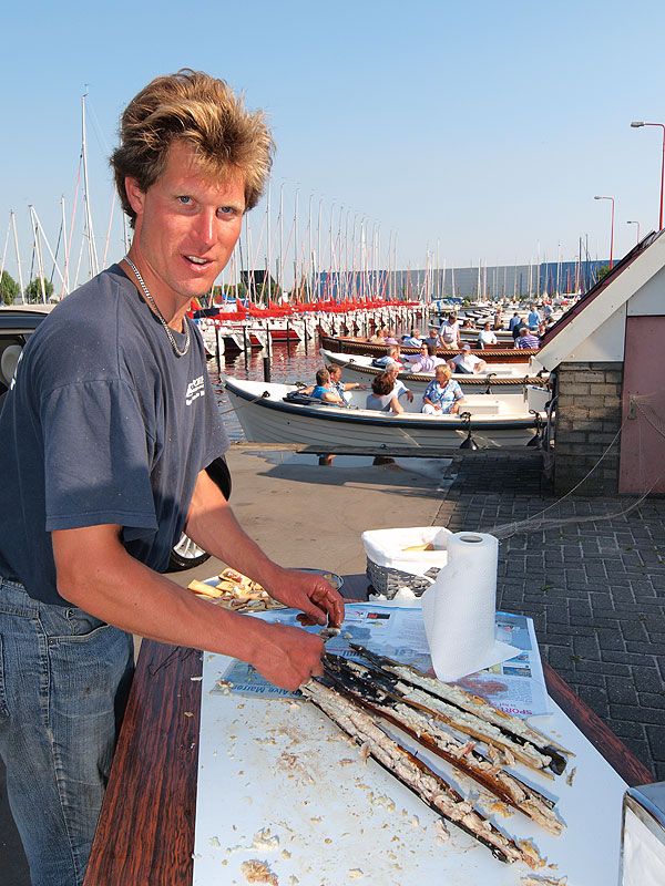 De bekendste palingvisser en -roker van Friesland, dat is Freerk Visserman (zo heet ie echt) uit Heeg.