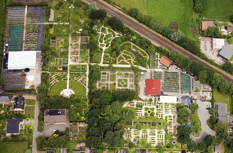 De Kruidhof, een in heel Europa unieke botanische tuin, vanuit de lucht gezien.