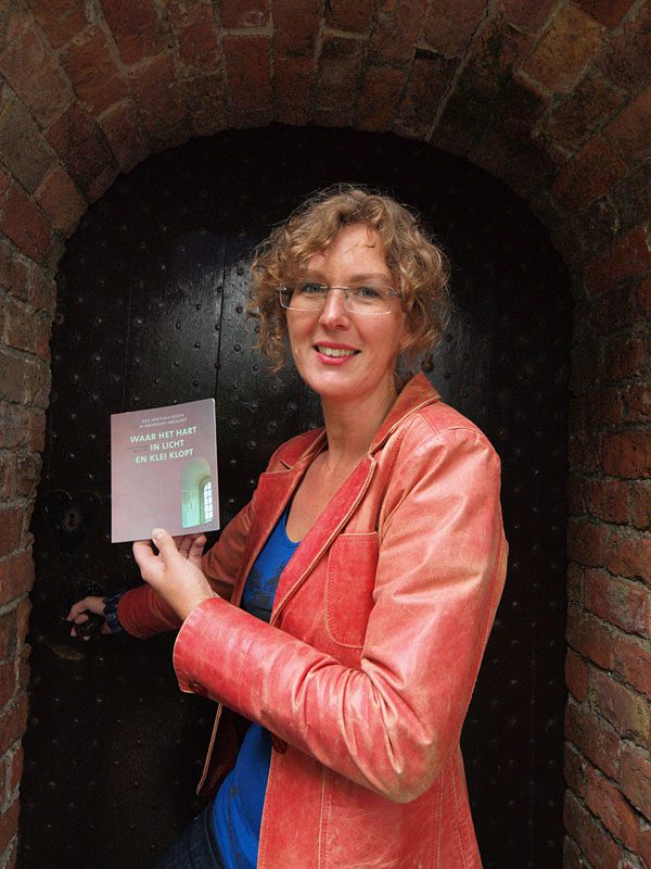 Ds. Yvonne Hiemstra bevordert cultuurtoerisme in Friesland met leuk boekje