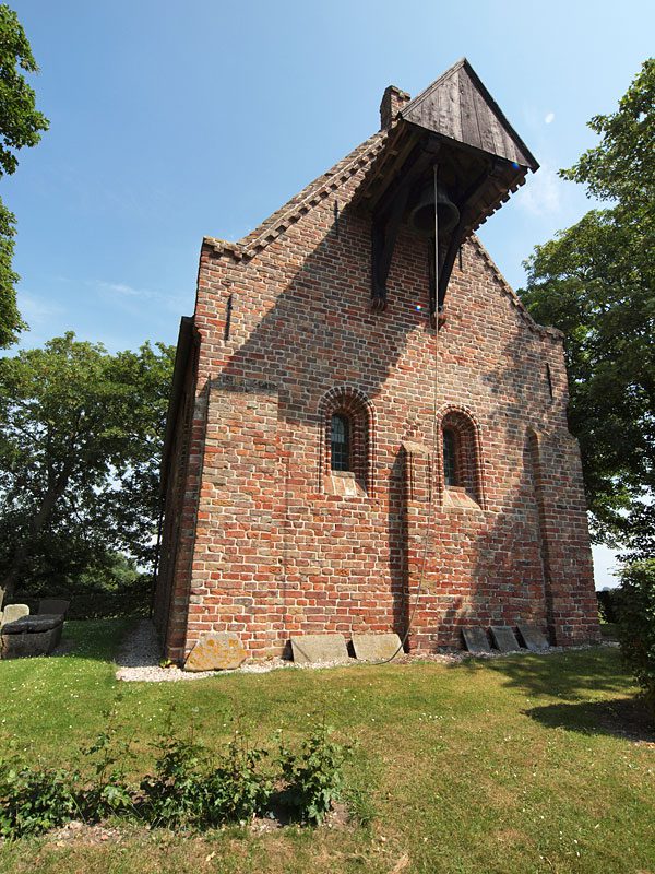 Kerk en kerkmuseum te Jannum. 