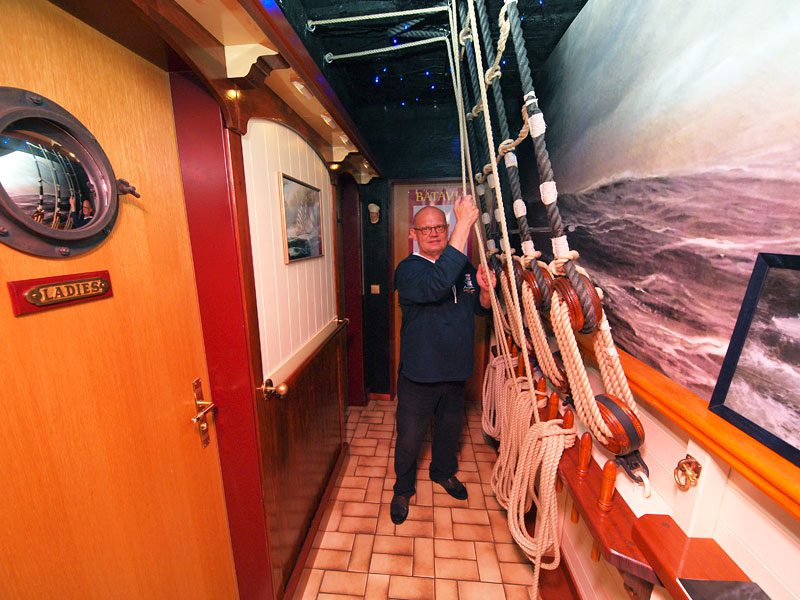 Reiner Nierula van Windjammerfreunde Maintal hijst de zeilen in het “gangboord” bij de toiletten.