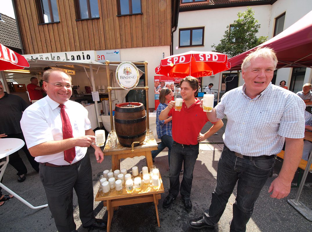 CDU-burgemeester Erhard Rohrbach (links) opende in de stand van de socialistische partij SPD het Bischemer Strassenfest in Bischofsheim (Maintal) met het aanslaan van een vat bier. 