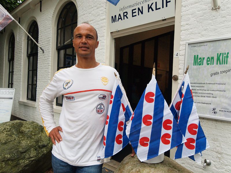 Daniël Hoek’s zoektocht naar het Nederlandse aandeel van zijn persoon eindigde in het Friese Oudemirdum. Foto: Friesland Holland Nieuwsdienst.