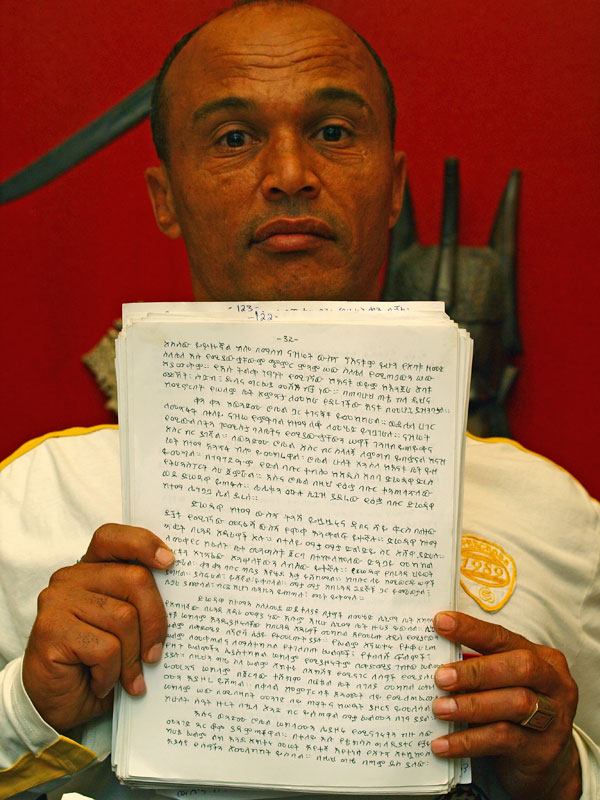 Het originele manuscript bestaat uit honderden met de hand in het Amhaars geschreven vellen.