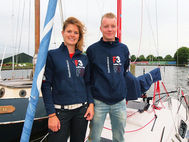 Sanne Tamminga, medewerkster van Meeting Point Fryslân, het nieuwe evenementenbureau van Friesland Holland, en Jorden van de Grift gingen begin augustus op tournee. Later nam Daniëlle Zwerver de promotionele taak van Sanne over.