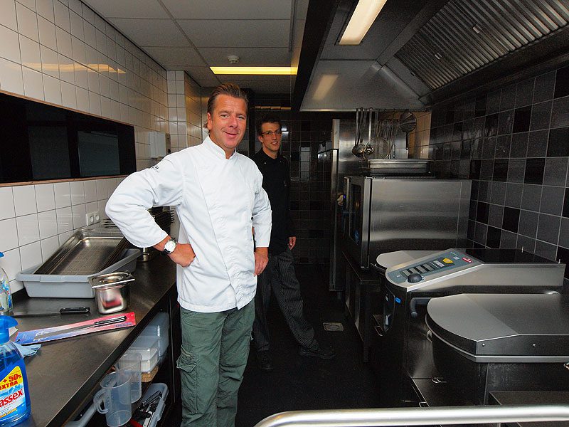 Jan Gerard van der Wal en zijn assistent Jan Arjen Plas uit Drachten in de nieuwe keuken van de Business Lounge.