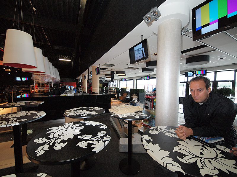 Veldink’s PR-man Ralf Dekker overziet de ogenschijnlijke chaos in het restaurant met bar naast de congreszaal.