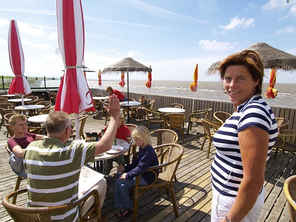 Petra van der Zee van strandpaviljoen ’t Zilt aan de Zeedijk in Harlingen is blij met de viersterrenkwalificatie van het strand bij haar restaurant.