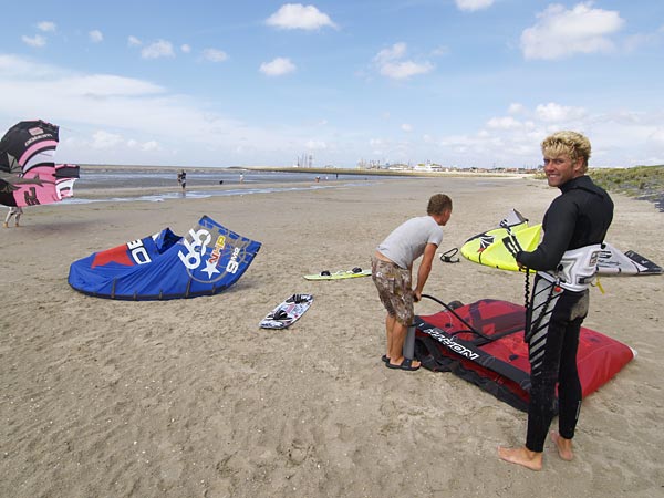 Het Harlinger strand is een superplek voor kitesurfers.