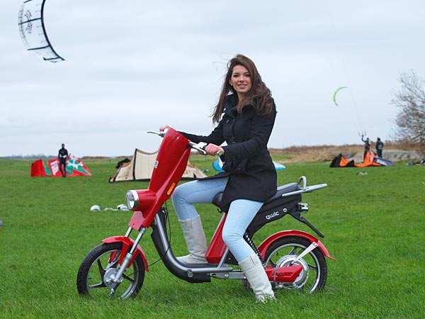 Frisian nature experience for the young ones: kitesurfen bij Mirns en met een e-scooter van Qwic (te huur bij Friesland Holland) door de bossen van Gaasterland en langs de IJsselmeerkust