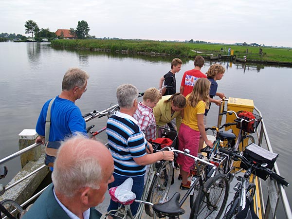 Met de fietspont van Oldelamer naar Rotstergaast over de rivier de Tsjonger (Tjonger).
