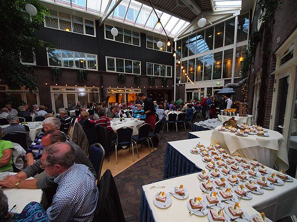 Koffie en echte Friese oranjekoek in de wintertuin van hotel-restaurant Galamadammen.
