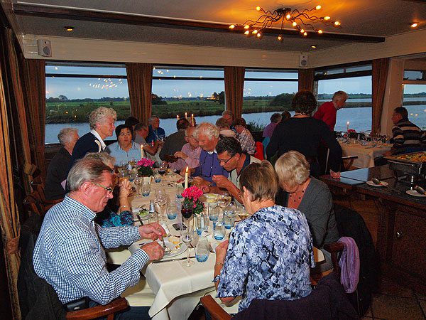Dineren in de serrerestaurants van Galamadammen, met uitzicht op het water, voorbijvarende pleziervaartuigen en Gaasterland, is een evergreen.