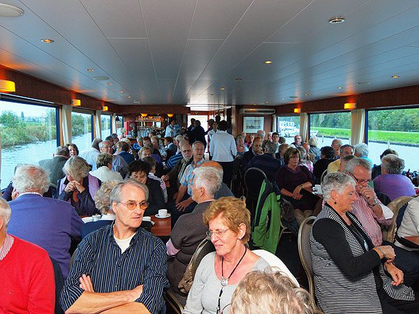 Weer of geen weer, een tocht met een rondvaartboot doet iedereen goed. Bij mooi weer kan op de Toerist V van Van der Werff uit Sneek iedereen buiten zitten. Regen is geen ramp, want in no-time is het gezelllig in de salon waar plaats is voor 130 passagiers.