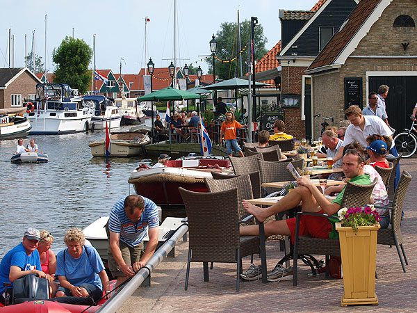 De Friese meren bieden “mehr als Wasser” (meer dan water): gezellige terrasjes aan de waterkant in Heeg bijvoorbeeld.