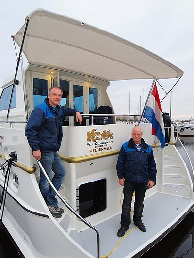 Jaco Veenstra (links) en Bauke Hoekstra op hun nieuwste cruiseschip, de Aqualine PH 50 Space Cruiser.