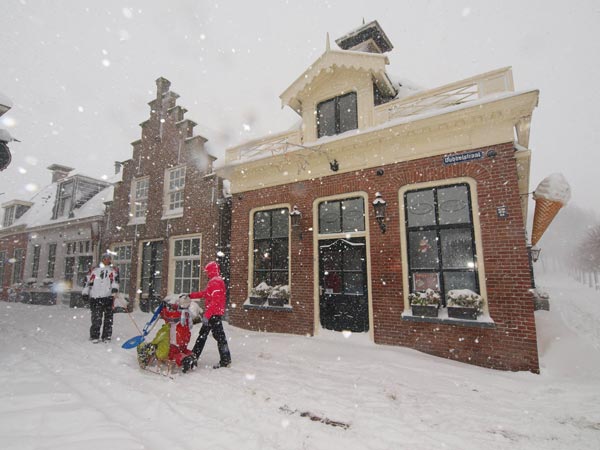 ’t Kan verkeren in Elfsteden- en vestingstad Sloten, ’s werelds kleinste en best bewaard gebleven stad. Foto: Friesland Holland Nieuwsdienst