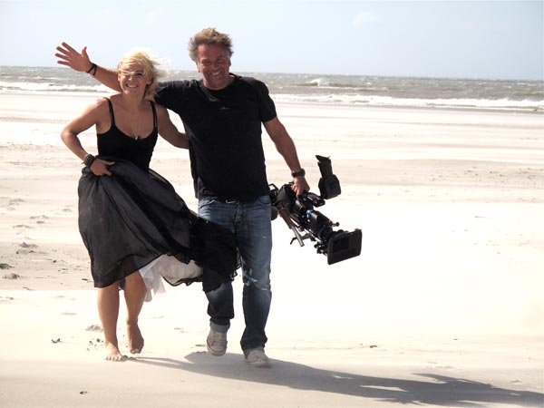 Zangeres Wende Snijders en fotograaf/filmer Oscar Seykers tijdens de productie van Thuis de Terschelling The Movie.