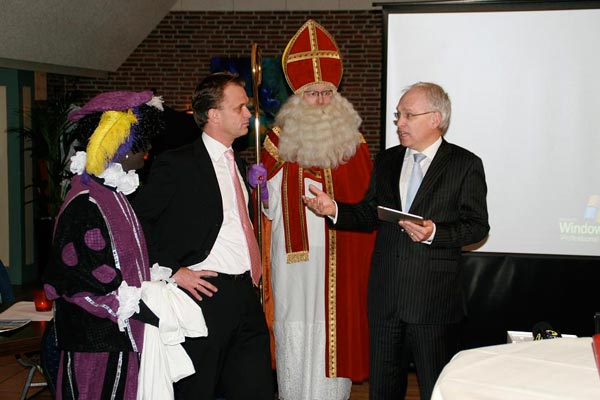 Gedeputeerde Piet Adema (rechts) en Sinterklaas waren de eersten die kennismaakten met de mobiele applicatie voor Noordoost Fryslân. De kerstman was nog niet in “moordstad” Dokkum gearriveerd.