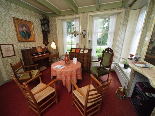 De woonkamer van wijlen Simke Kloosterman.