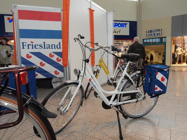 <i>De Fryslân Fiets werd 18 en 19 februari 2011 door duizenden bezoekers van shopping mall Weserpark in Bremen bewonderd:  “Oh, ein Gazelle!”. Gazelle is ook in Duitsland het best verkopende kwaliteitsmerk. In heel Noord-Duitsland en langs de grens met Nederland zijn dealers:  </i>