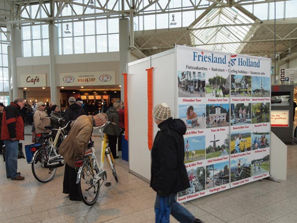 Friesland Holland promootte in de stand bij Media Markt in het Weserpark in Bremen Fryslân als het eldorado voor fietsers met de Elfstedenroute en de nieuwe Markant Friesland Route als highlights.