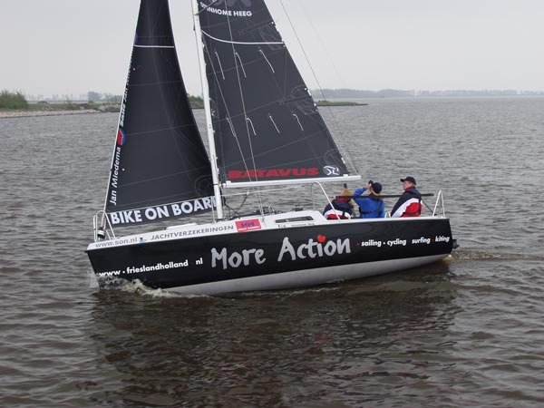 De door Albert Hendriks in 2001 ontwikkelde zeilsportpromotieboot Black Fox ‘More Action’, o.a. uitgerust met trendy Batavus vouwfietsen, een grote vlieger en surfplank.