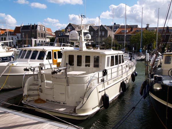 Een in Friesland gebouwd motorjacht in hartje Dordrecht, de stad waar de oud-burgemeester van Sneek, Arno Brok, nu de scepter zwaait.
