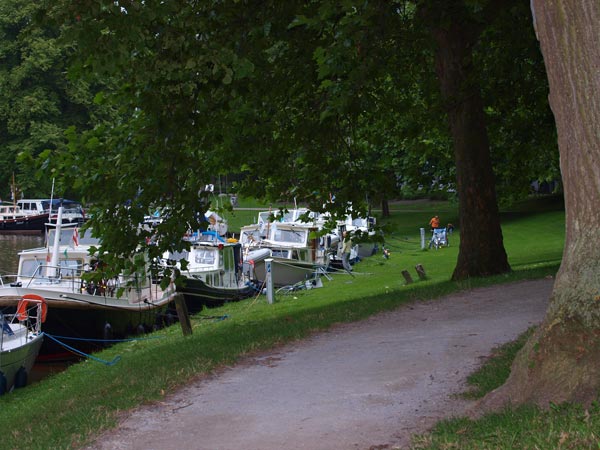 De “lusthof” Prinsentuin is in 1648 aangelegd op de stadswallen van Leeuwarden en is nu een openbaar park en een populaire aanlegplaats voor boten. De tuin, slechts een paar minuten lopen van het oude stadshart met zijn vele monumenten, ligt aan de Elfsteden vaar- en fietsroute