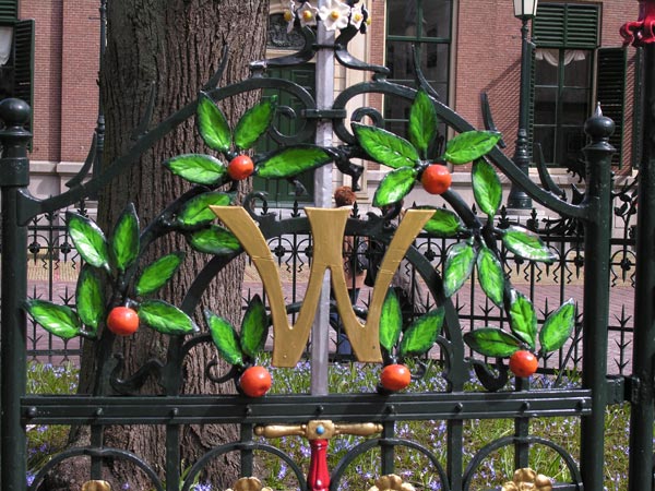 Midden op het plein voor het stadhuis van Leeuwarden staat een oude linde, de zogenaamde Wilhelminaboom, die in 1898 in verband met de troonbestijging van koningin Wilhelmina werd geplant. Het hek er omheen is van decoratie voorzien in de vorm van oranje twijgen, vruchten en bladen waarin een gekroonde ‘W’ is verwerkt.