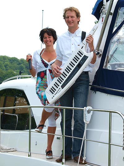 Jeannette Roeles uit Ter Idzard en Yska de Leeuw uit Joure maken de Frisian Boat Show extra gezellig met een breed repertoire internationale muziek met wind en water als thema. Ze treden elke dag op van 10.00 tot 18.00 uur. 