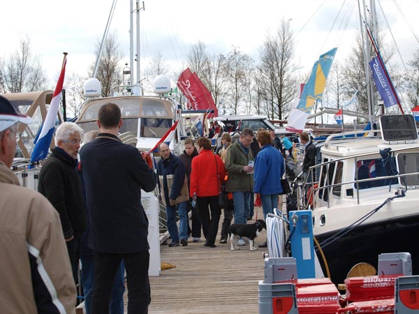 Alle typen huurboten zijn op de Frisian Boat Show present. Van de meeste huurjachten en –boten zijn ook verkoopversies aanwezig. Men kan ze tijdens de show kosteloos bekijken en bevaren.