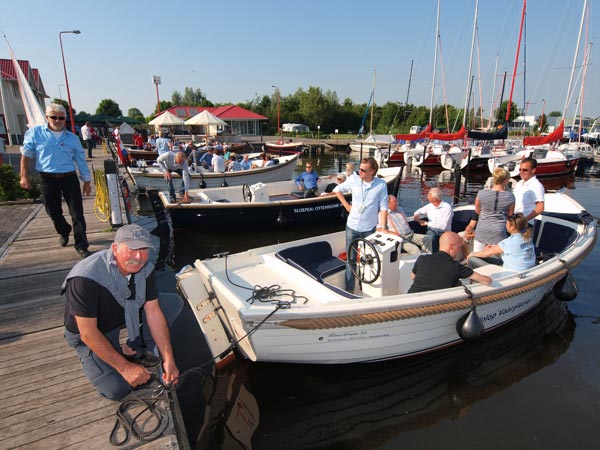 Op de Frisian Boat Show kunnen proefvaarten worden gemaakt met elektrisch en dieselaangedreven sloepen.