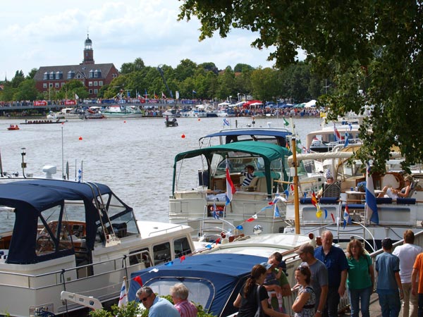 Het bureau voor toerisme Friesland Holland neemt deel aan talrijke evenementen in Ostfriesland, zoals Leer Maritim (foto).