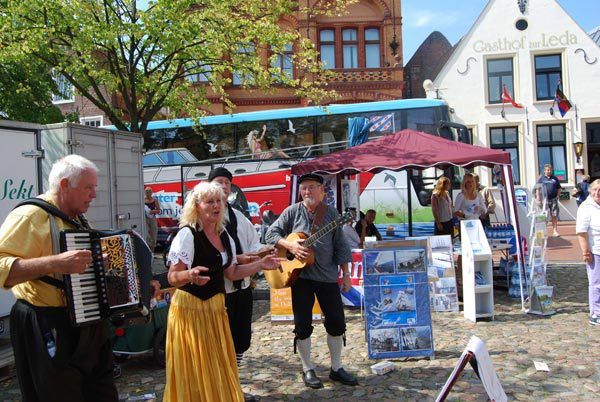 Eendrachtige samenwerking: muzikanten uit Ostfriesland treden op bij de Friesland Holland-stand en de Fryslân-watersportpromotiebus in Leer.