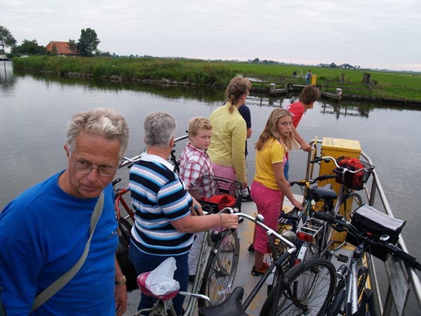 Het zelfbedieningspontje in Rotstergaast aan de Tjsonger (rivier Tjonger).