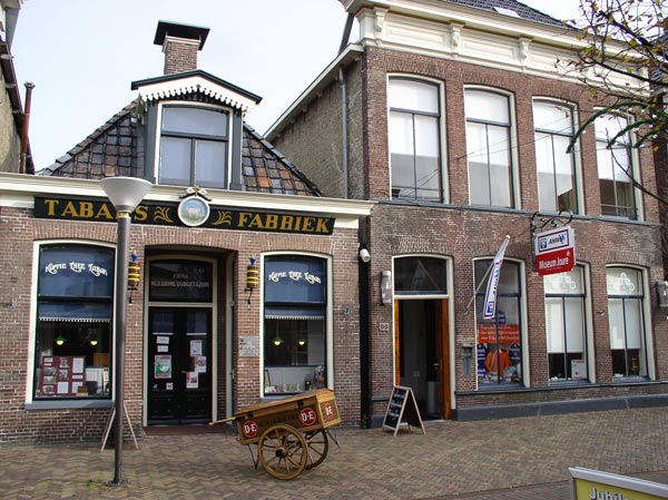 Hier, in het Douwe Egberts winkeltje in de hoofdstraat van Joure, begon Egberts Douwes een handel in exotische producten. De VVV van de gemeente Skarsterlân is in het naastliggende historische pand gevestigd, waar men ook koffie kan drinken. Aan de achterkant van het VVV-ANWB-kantoor, waar ook Friesland Holland-gidsen en recreatiekaarten verkrijgbaar zijn (gratis!) is volop parkeergelegenheid (ook gratis).