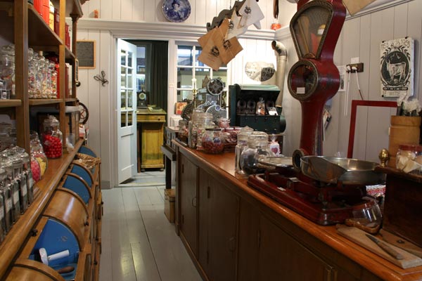 Een kijkje in het Douwe Egberts-winkeltje aan de Midstraat in Joure, een onderdeel van Museum Joure.