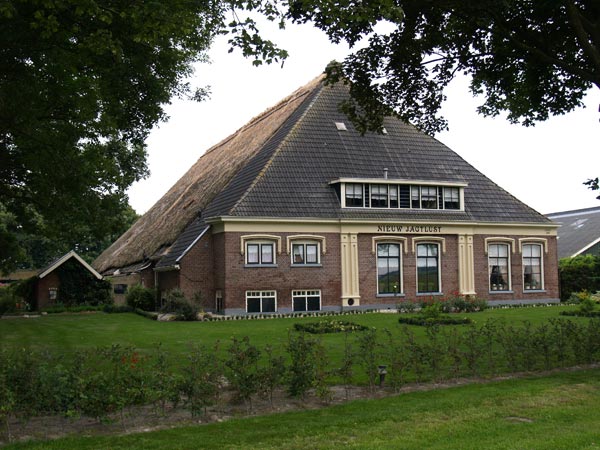 Fietsen in de Tjongervallei in de gemeente Skarsterlân in de omgeving van Rotstergaast op de traject Wolvega-Heerenveen. Dit is een onderdeel van de Romantische Route in Oost-Friesland.
