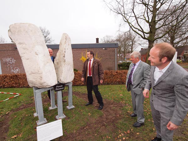 Zij onthulden het monument van rotsvaste samenwerking tussen twee musea: Jan Willem Zwart (met hoofd tussen de keien), Hans Konst, Jan Kloosterman en Siebe Weide (v.l.n.r.).