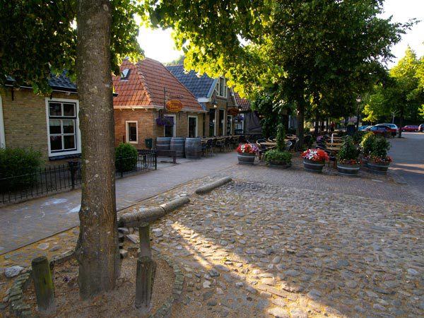 Het lijken plaatjes uit Drenthe, maar het is de brink in het Gaasterlandse dorp Oudemirdum
