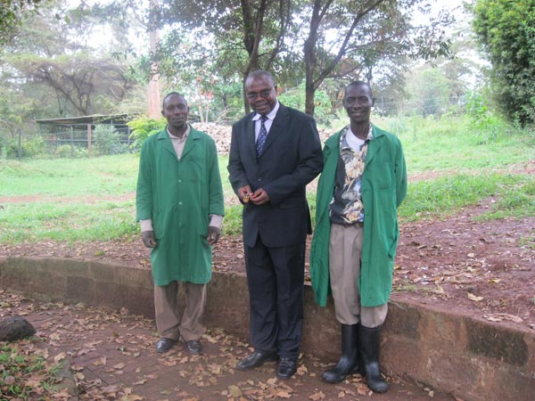 Manager William Wambugu met zijn medewerkers in de botanische tuin van Nairobi.