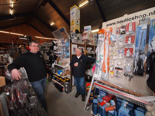 Hendrik (links) en Henk de Boer in dé attractie van Gaasterland: de Nautic Shop in Bakhuizen.