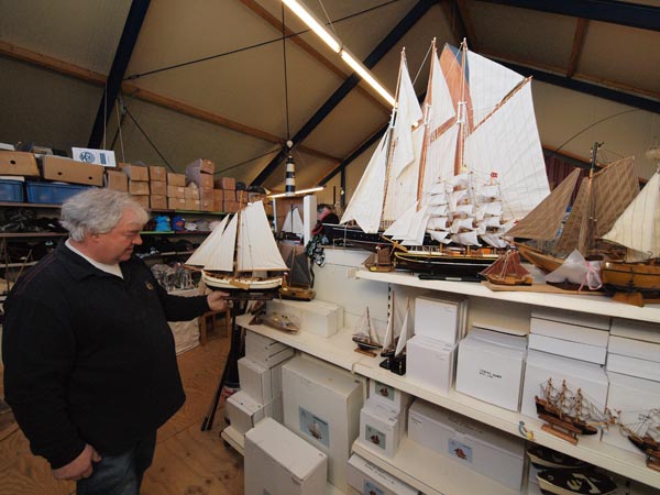 Perfect nagemaakt in het buitenland: schaalmodellen van Hollandse platbodems en klippers. De Boer in Bakhuizen is de thuishaven van een ware armada aan klassieke zeilschepen.